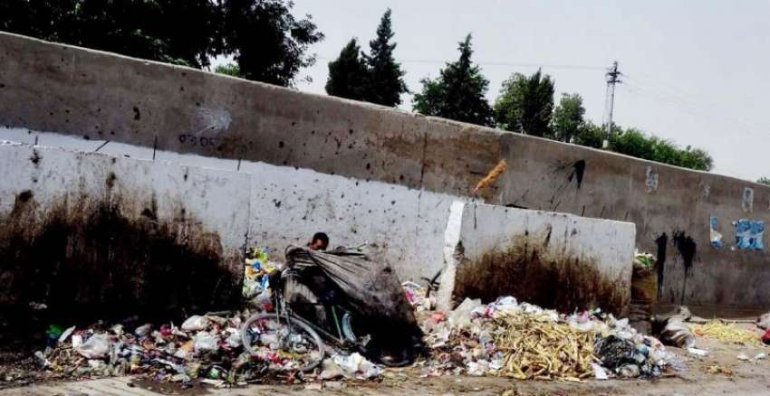 کوئٹہ: جناح روڈ پر کچرے کی بدبو سے مقامی لوگوں کو سخت پریشانی ..