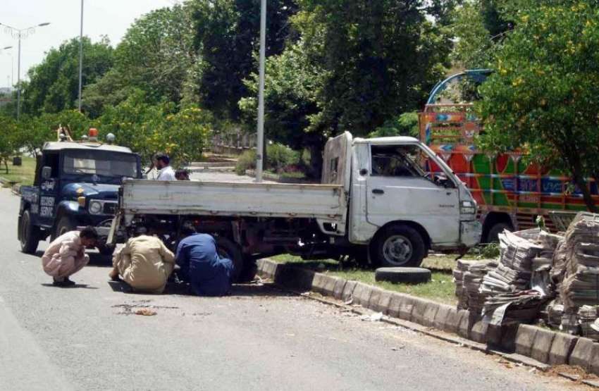 اسلام آباد: فائر برگیڈ کے سامنے تیز رفتاری کے باعث ایک گاڑی ..