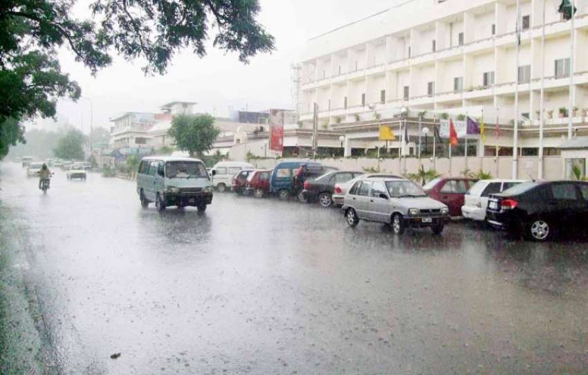اسلام آباد: وفاقی دارالحکومت میں ہونے والی بارش کا ایک منظر۔