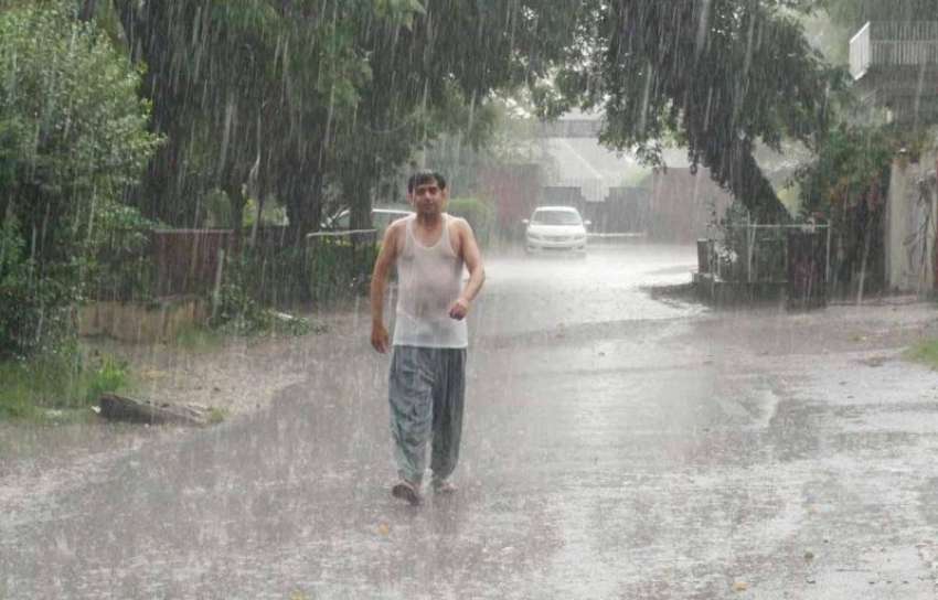 اسلام آباد: وفاقی دارالحکومت میں ہونے والی بارش کے دوران ..