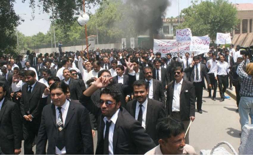 لاہور: ڈسکہ واقعے کے خلاف وکلاء پنجاب اسمبلی کے باہر احتجاجی ..