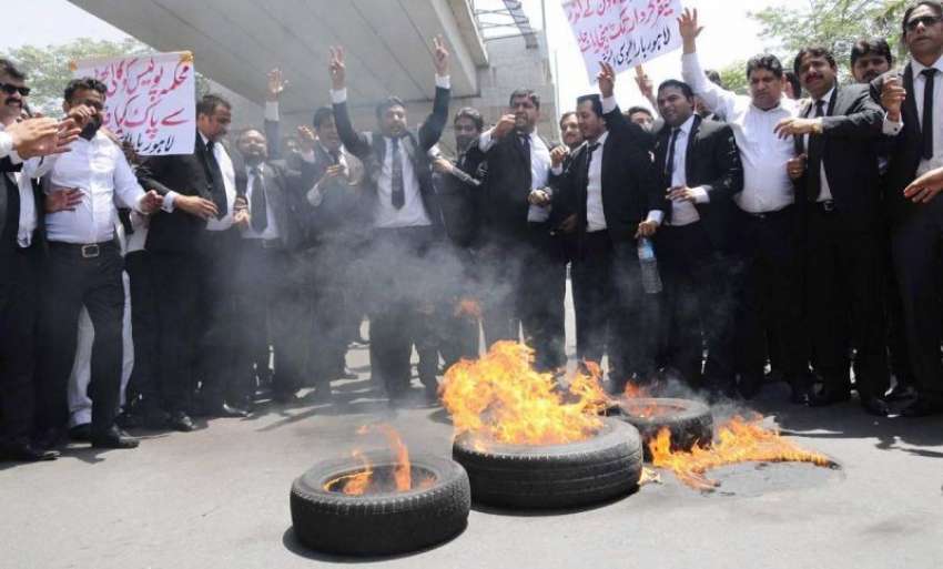 لاہور: سانحہ ڈسکہ کے خلاف وکلاء ٹائر جلا کر احتجاج کر رہے ..