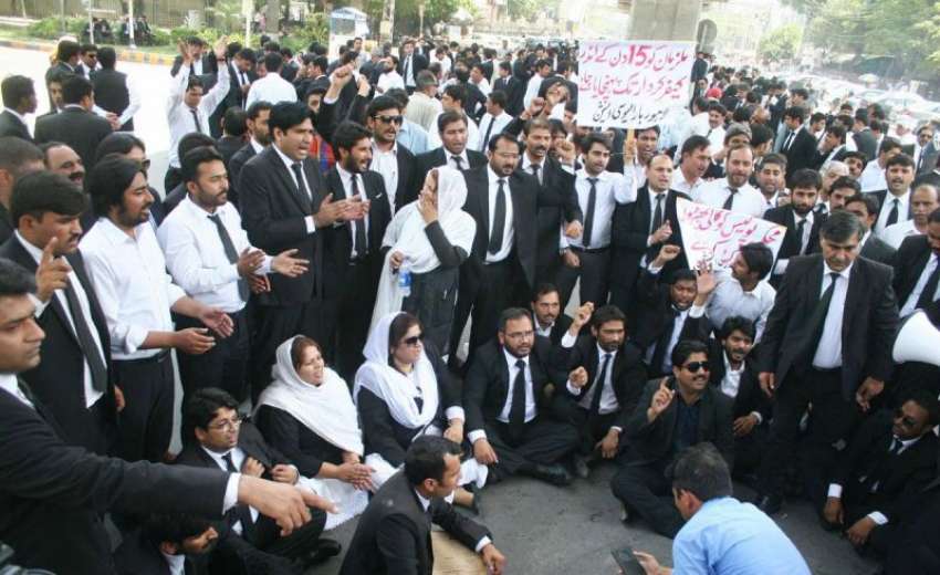 لاہور: سانحہ ڈسکہ کے خلاف وکلاء احتجاج کر رہے ہیں۔
