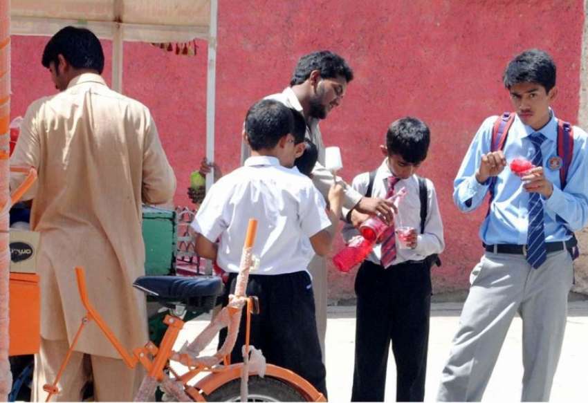 راولپنڈی: سکول سے چھٹی کے بعد گرمی کی شدت کم کرنے کے لیے بچے ..