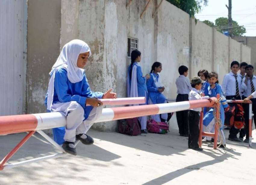 راولپنڈی: سکول سے چھٹی کے بعد بچے ٹرانسپورٹ کے انتظار میں ..