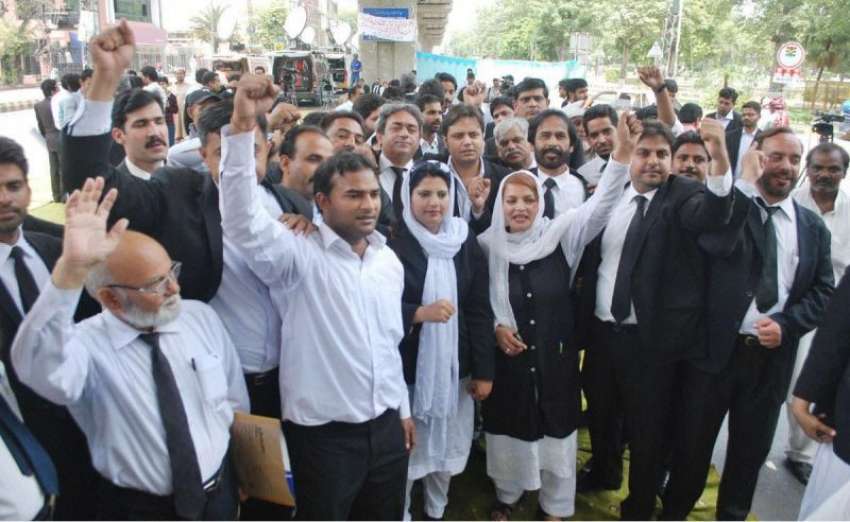 لاہور: سانحہ ڈسکہ کے خلاف وکلاء ایوان عدل کے باہر احتجاجی ..