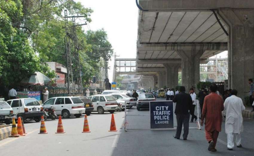 لاہور: سانحہ ڈسکہ کے خلاف وکلاء کے ایوان عدل کے باہر احتجاج ..