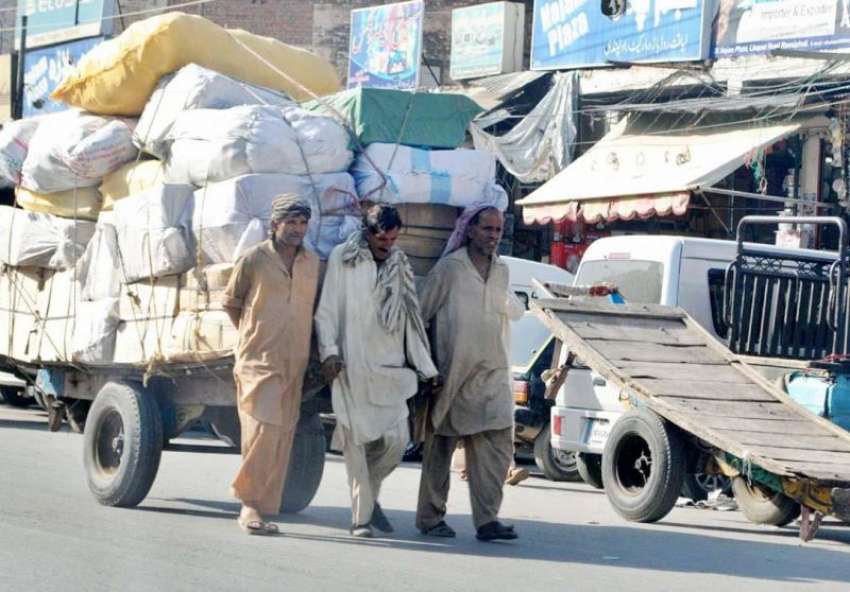 راولپنڈی: تپتی دھوپ اور سخت گرمی میں تین مزدور بھاری سامان ..