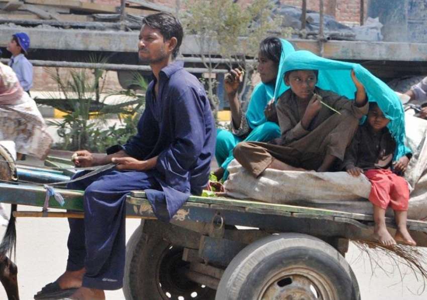 راولپنڈی: گدھا ریڑھے پر سوار خانہ بدوش خاندان کے افراد گرمی ..