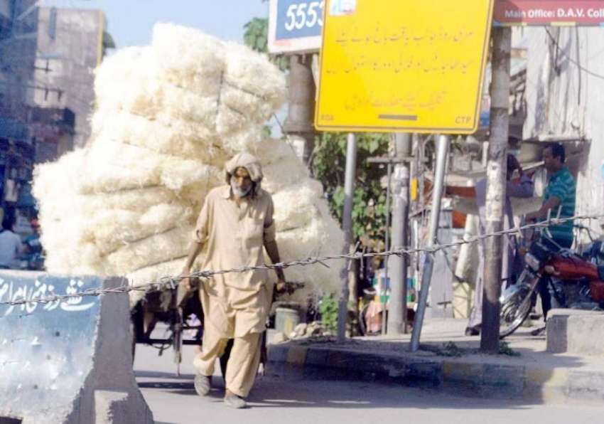 راولپنڈی: عمر رسیدہ مزدور ریڑھے پر روم کولر کی خسین لادھ ..