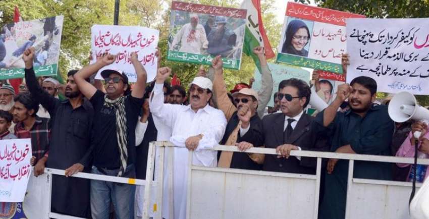 لاہور: عوامی تحریک کے کارکنان مرکزی سیکرٹری جنرل خرم نواز ..