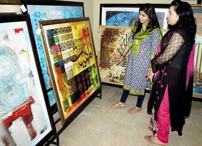 اسلام آباد: اے بی ایچ آرٹ گیلری میں لگائی گئی نمائش میں خواتین ..