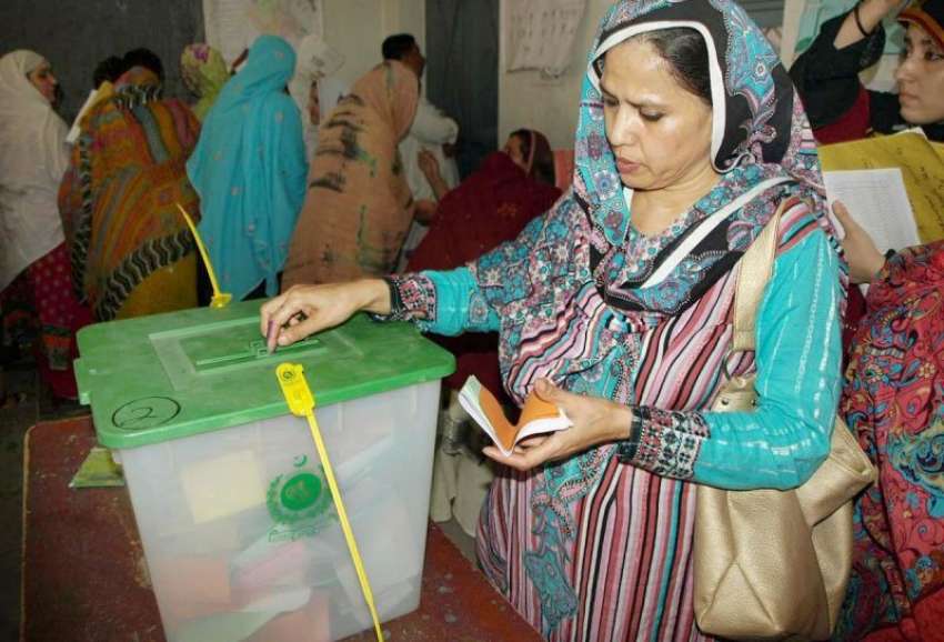 پشاور: خیبر پختونخوا کے بلدیاتی الیکشن میں خواتین ووٹ کاسٹ ..