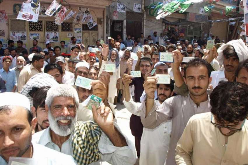 پشاور: خیبر پختونخوا کے بلدیاتی الیکشن میں ووٹ کاسٹ کرنے ..