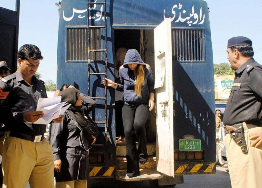راولپنڈی: منی لانڈرنگ کیس میں گرفتار ماڈل ایان علی کو عدالت ..