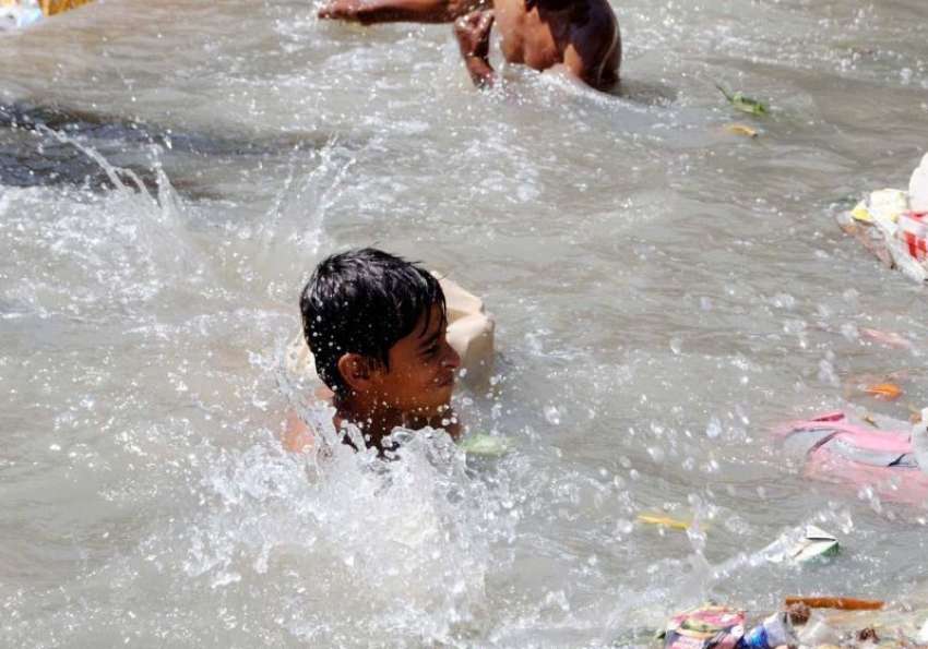 راولپنڈی: شہر میں لوڈ شیڈنگ اور پانی کی بندش کے باعث بچے ..