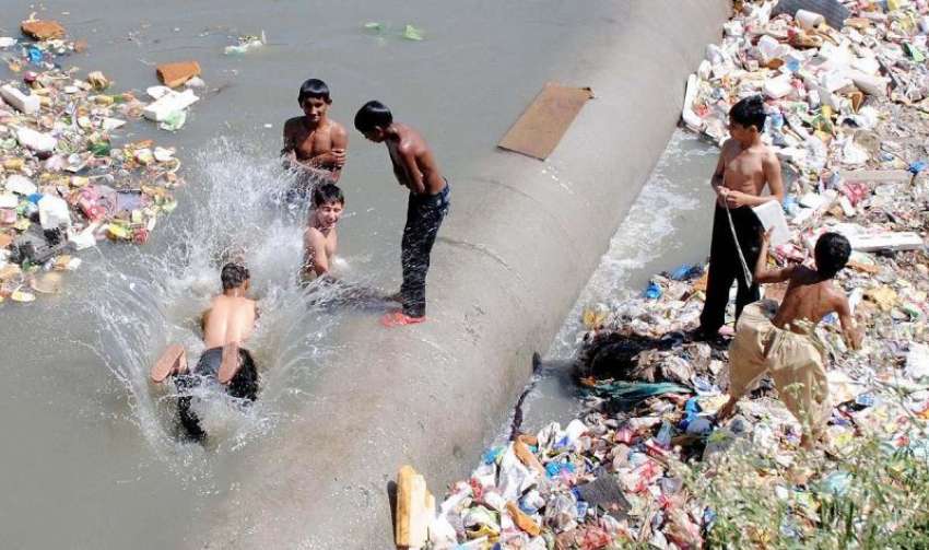 راولپنڈی: شہر میں لوڈ شیڈنگ اور پانی کی بندش کے باعث بچے ..