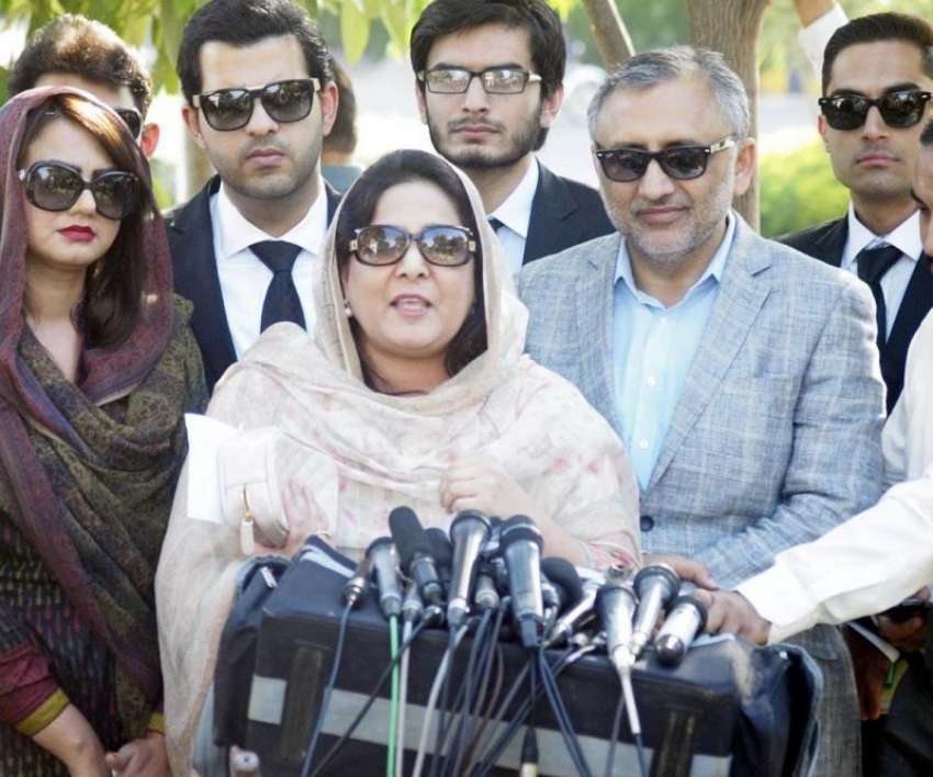 اسلام آباد: وزیر مملکت انوشہ رحمان سپریم کورٹ کے باہر میڈیا ..