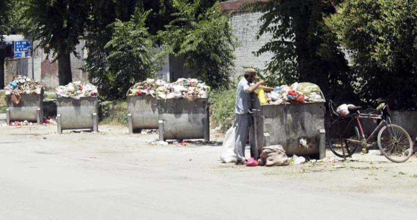 اسلام آباد: جی سکس میں رکھے گئے کوڑے دانوں سے ایک شخص کار ..