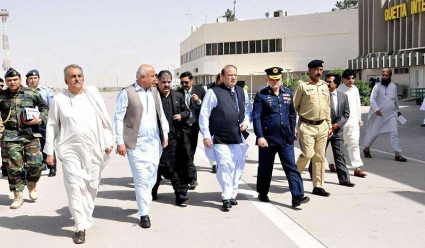 کوئٹہ: وزیر اعظم محمد نواز شریف کوئٹہ پہنچنے کے بعد ائیرپورٹ ..