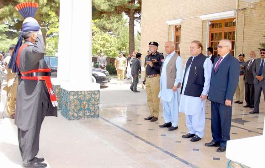 کوئٹہ: وزیر اعظم محمد نواز شریف کے گورنر ہاؤس پہنچے پر گارڈ ..