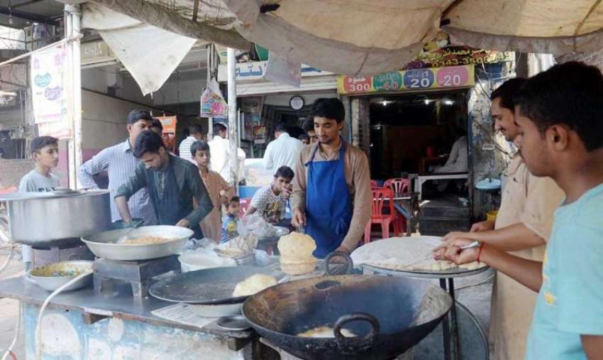 فیصل آباد: شب بارات کے موقع پر ایک حلوائی کی دکان پر شہریوں ..