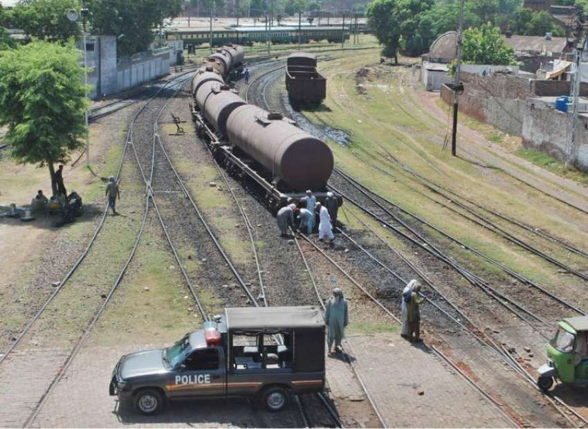 لاہور: ریلوے ملازمین مغلپورہ کے قریب ٹریک کے مرمتی کام میں ..