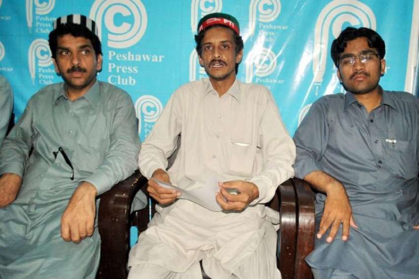 پشاور: پی ٹی آئی کے امیدوار جہانگیر رضا دھاندلی کے خلاف پریس ..