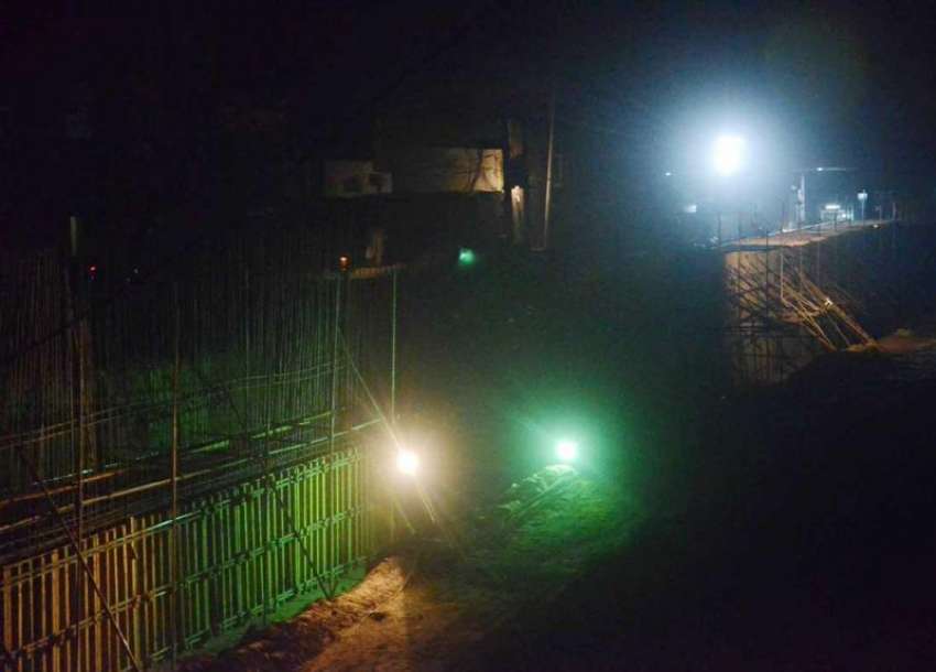 فیصل آباد: جھال چوک میں رات گئے مزدور بھاری مشینوں سے فلائی ..