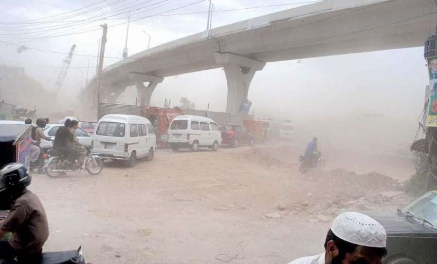 راولپنڈی: موتی محل چوک میں تیز آندھی اور طوفان کا منظر۔