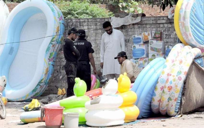لاہور: پریس کلب کے سامنے ایلیٹ فورس کے اہلکار اپنے بچوں کے ..