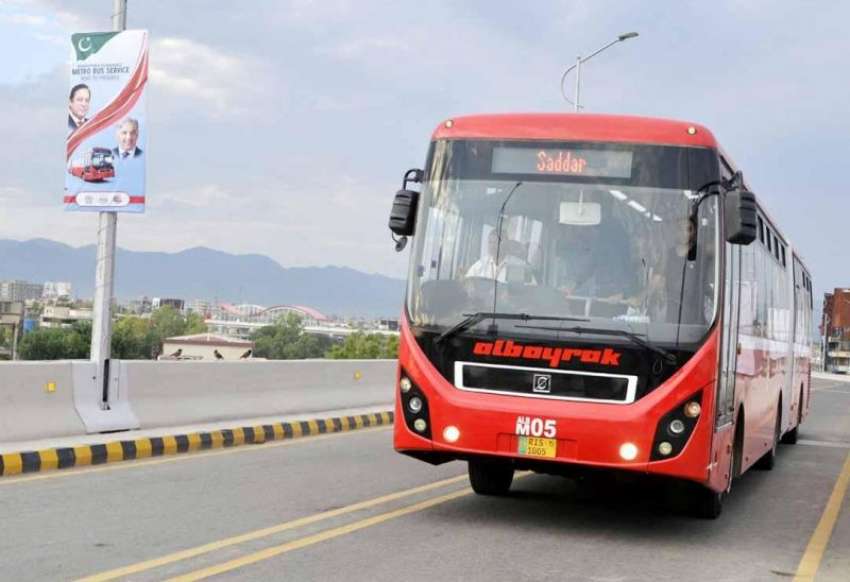 راولپنڈی: میٹرو بس کے افتتاح کے بعد بس مری روڈ سٹاپ سے گزر ..