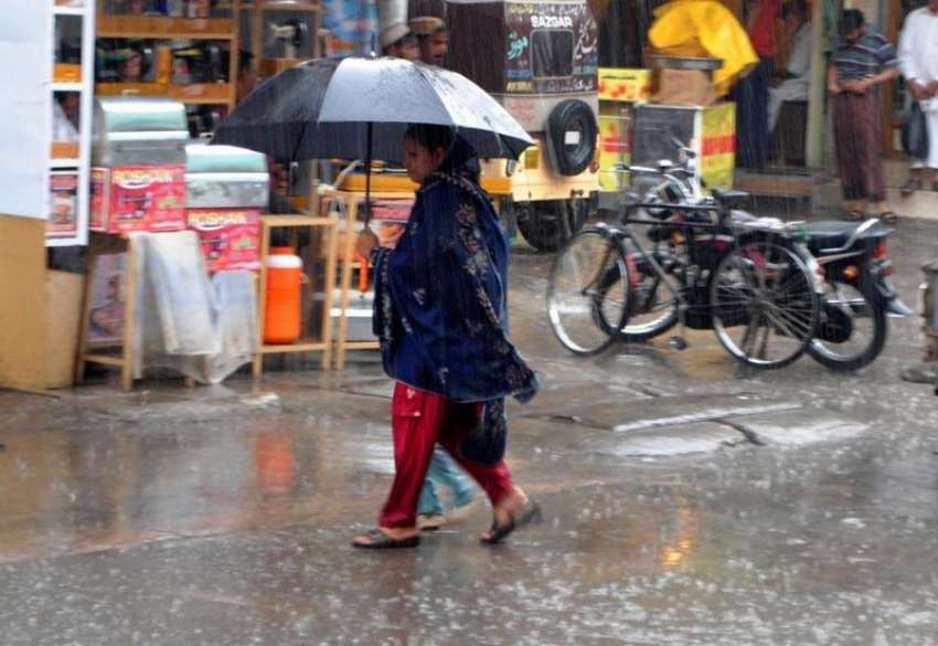 راولپنڈی: راجہ بازار میں بارش کے دوران خواتین بارش سے بچنے ..