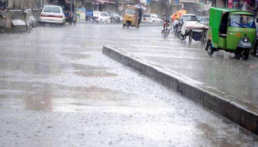 راولپنڈی: لال حویلی روڈ پر بارش کاایک خوبصورت منظر۔