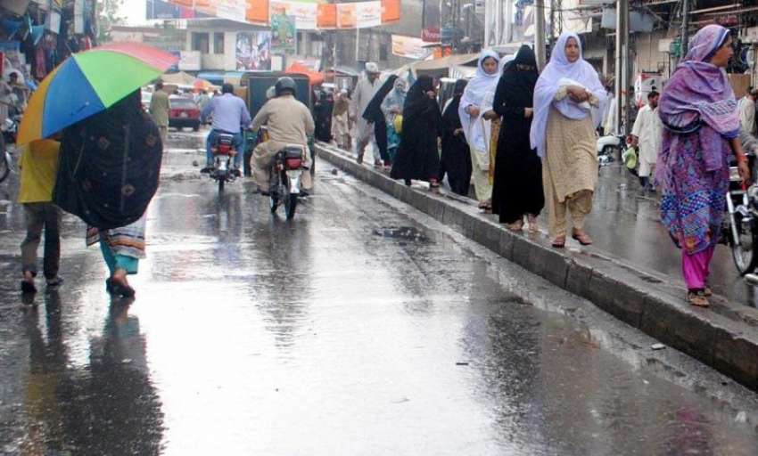 راولپنڈی: راجہ بازار میں بارش کے بعد جمع ہونے والے پانی سے ..