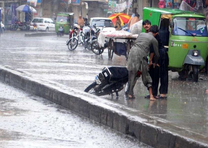 راولپنڈی: لال حویلی روڈ پر ایک مزدور بارش کے باعث گرنے والے ..