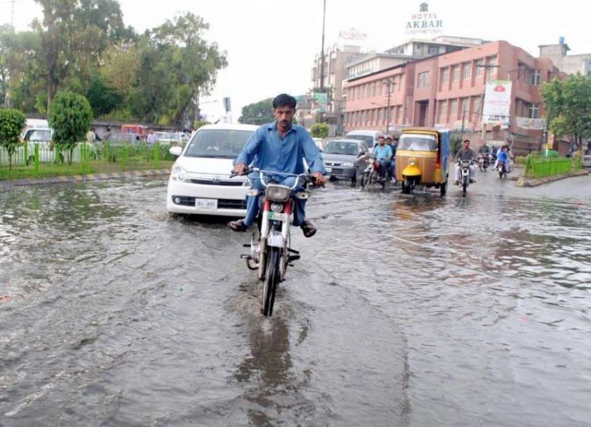 راولپنڈی: لیاقت روڈ پر بارش کے بعد جمع ہونے والے پانی سے ..