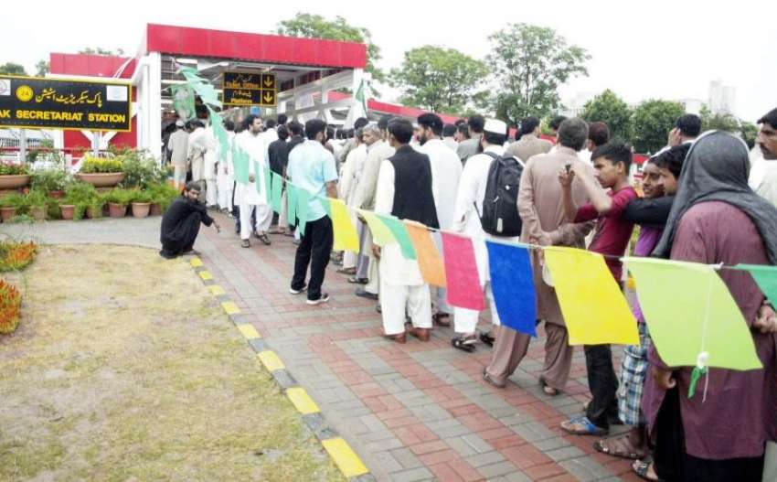 اسلام آباد: میٹر و بس سیکرٹریٹ سٹیشن پر لوگ ٹکٹ لینے کے لیے ..