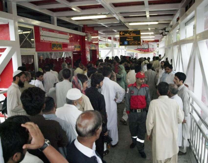 اسلام آباد: میٹرو بس سیکرٹریٹ سٹیشن پر لوگ ٹکٹ لینے کے لیے ..