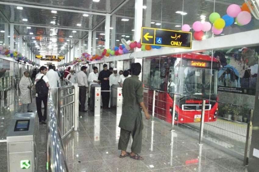 اسلام آباد: میٹرو بس سیکرٹریٹ سٹیشن پر مسافر بس میں سوار ..