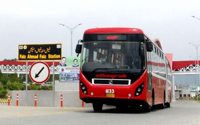 اسلام آباد: میٹرو بس فیض احمد فیض سٹیشن سے گزر رہی ہے۔