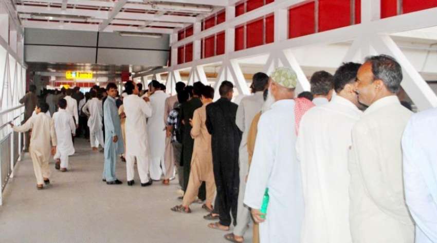 راولپنڈی: کمیٹی چوک میٹرو بس سٹیشن پر لوگ ٹکٹ لینے کے لیے ..