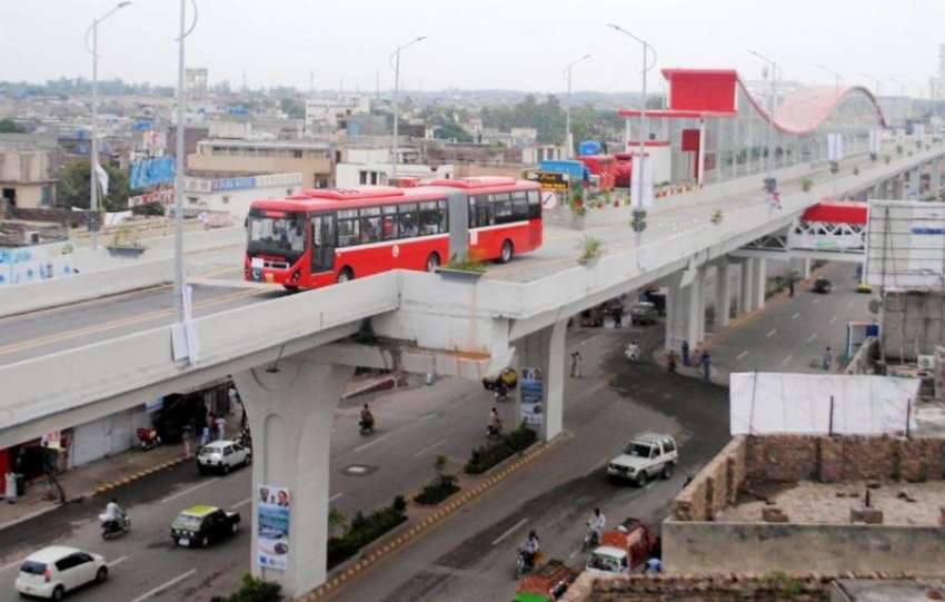 راولپنڈی: کمیٹی چوک میٹرو بس سٹیشن سے مسافروں کو لے کر ٹریک ..