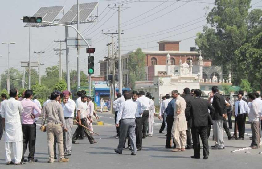 فیصل آباد: مقدمہ کے اندارج کے باعث وکلاء پولیس کے خلاف احتجاج ..
