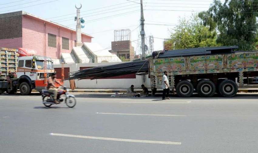 فیصل آباد: پیپلز کالونی پولیس اسٹیشن کے باہر سریوں سے بھرا ..