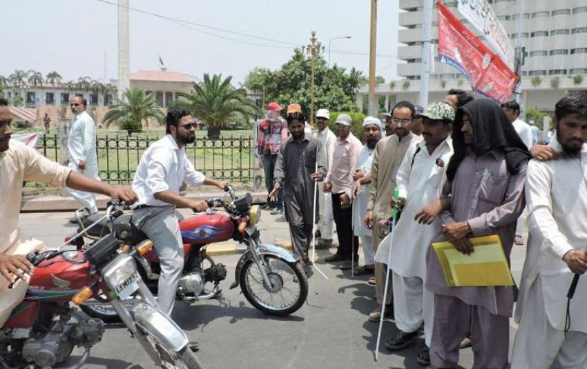 لاہور: نابینا افراد نے اپنے مطالبات کے حق میں مال روڈ احتجاج ..