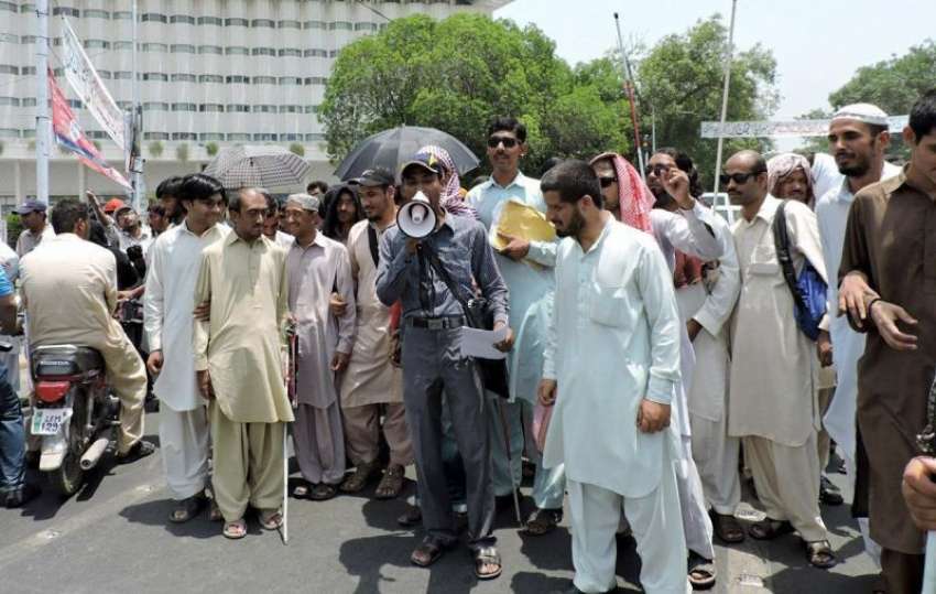 لاہور: نابینا افراد اپنے مطالبات کے حق میں مال روڈ بلاک کر ..