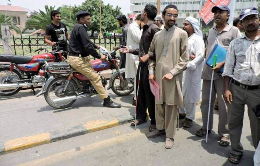 لاہور: نابینا افراد نے اپنے مطالبات کے حق میں مال روڈ احتجاج ..