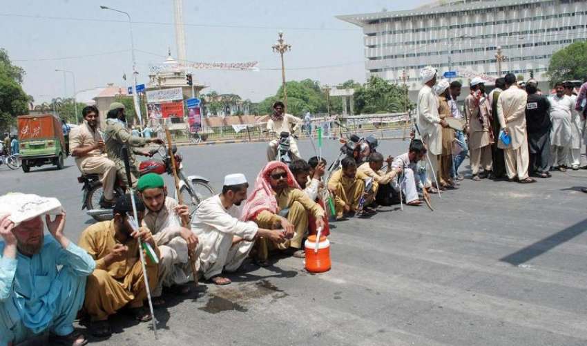 لاہور: نابینا افراد اپنے مطالبات کے حق میں مال روڈ پر احتجاج ..