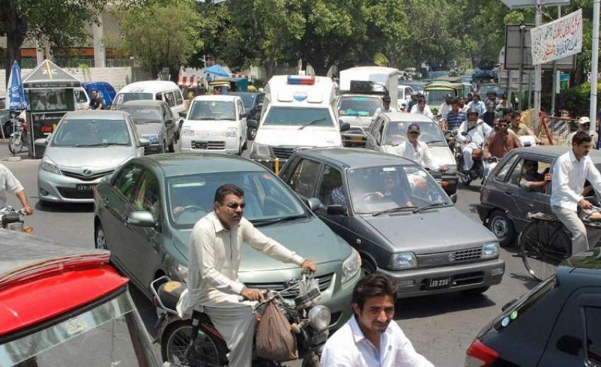 لاہور: مال روڈ پر احتجاج کے باعث جام ٹریفک کا ایک منظر۔